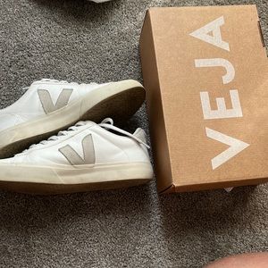 Veja Campi Chromefree in US9 extra white/ natural suede